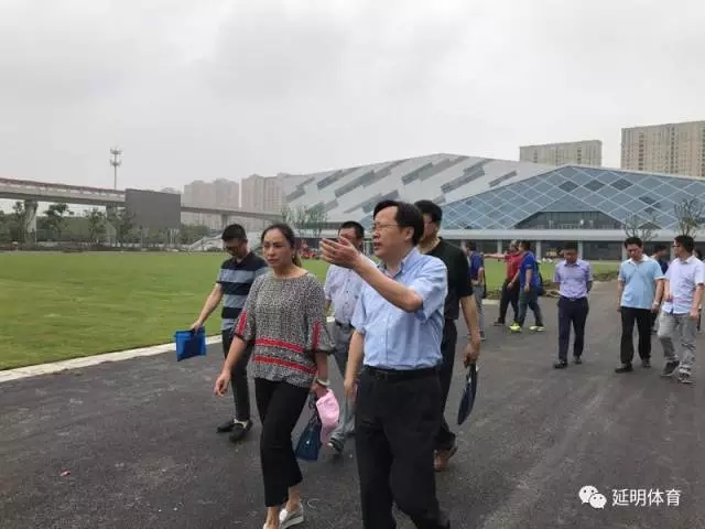 无锡市区领导视察惠山全民健身中心