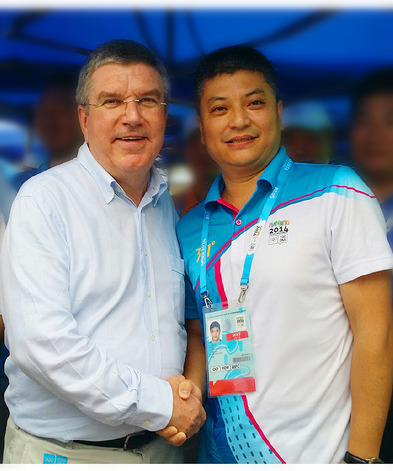 2014年8月19日，国际奥林匹克委员会主席托马斯巴赫一行参观青奥体育公园，南京总经理李陪同参观。